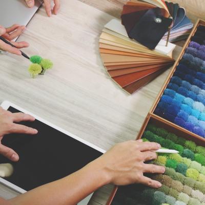 Udvalgsprocessen af garnfarver fra farvemusterkort til tæppe design